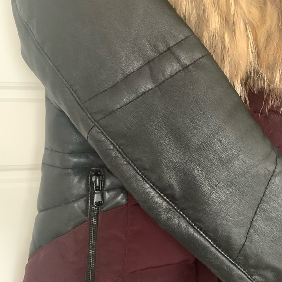 Down-filled Coat real Fur hood, Leather sleeves and accents - Picture 6 of 16